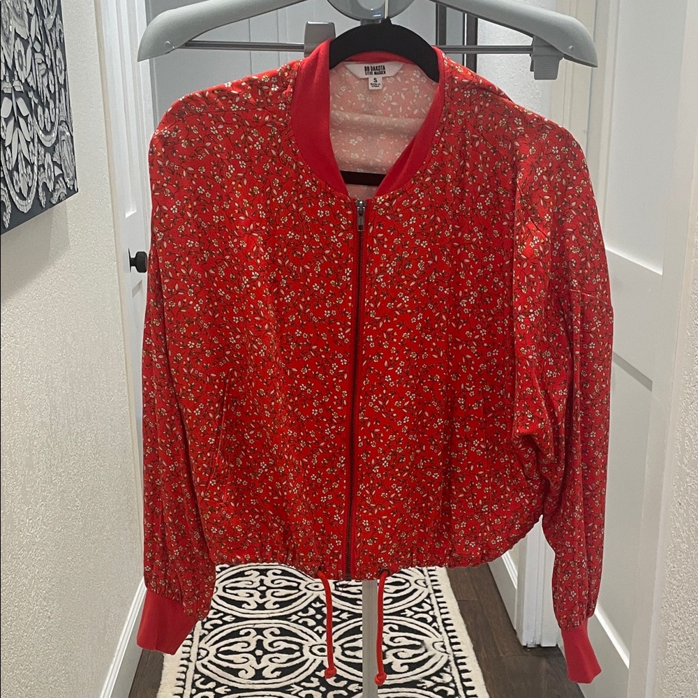 BB Dakota by Steve Madden Red Floral Bomber Jacket size SMALL Like New